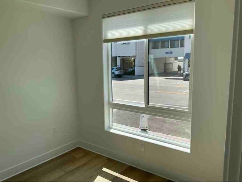 Building Photo - 402 W Grand Ave