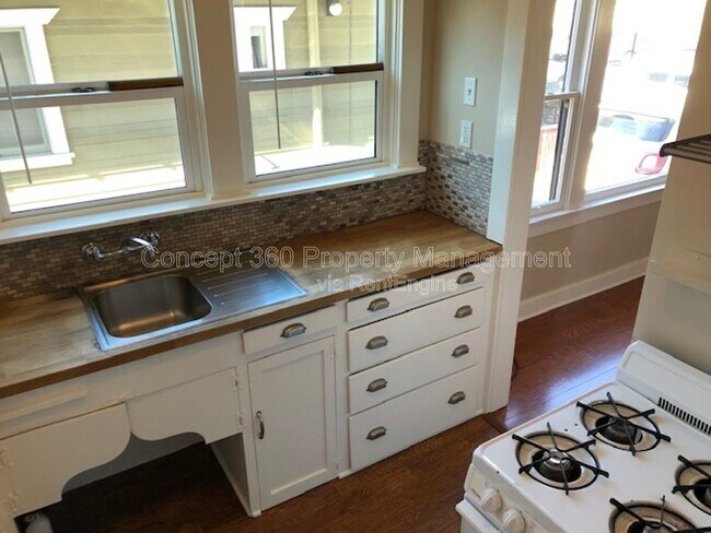 Building Photo - 1144 E Appleton St