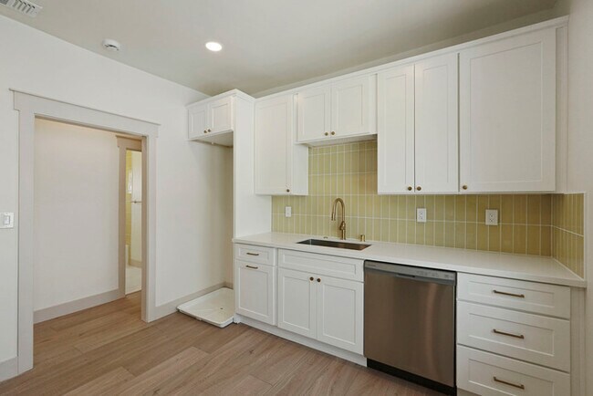 Building Photo - Beautifully updated 2/1 in North Oak Park! Located Close to UC Davis Med Center + MgGeorge Law Sc...