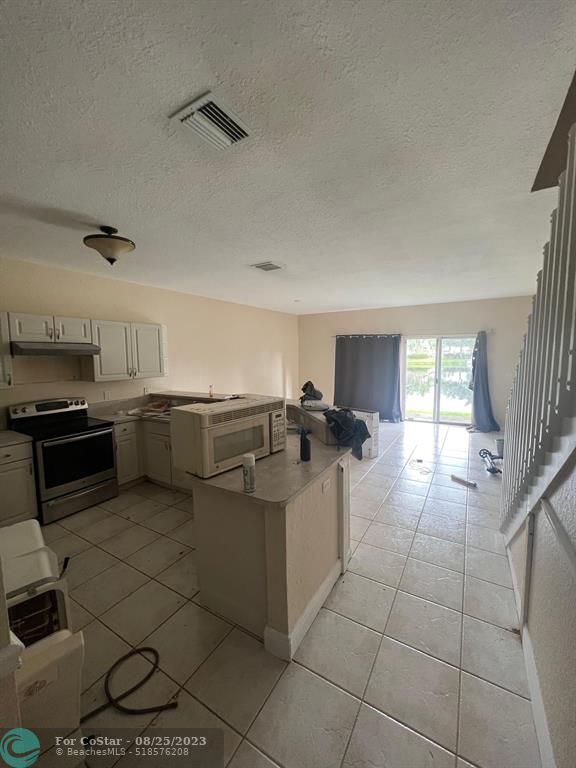 Building Photo - 7431 SW 8th Ct