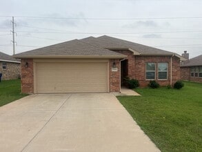 Building Photo - 3/2/2 Treaty Oaks! Great property Just in ...