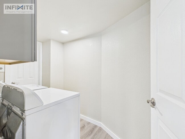 Building Photo - Beautifully Updated 2-Bedroom Home with Ga...