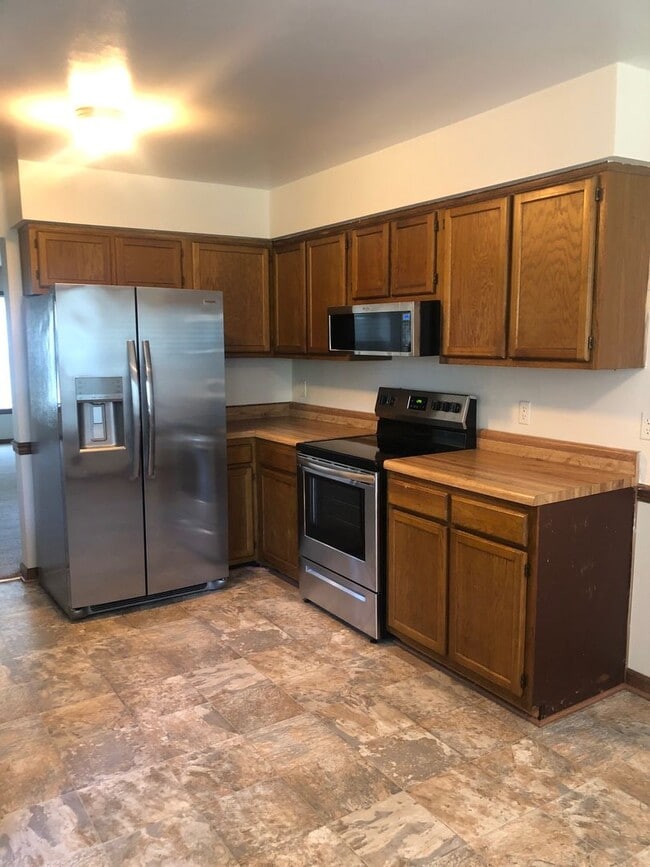 Building Photo - REDMILL 3 BEDROOM