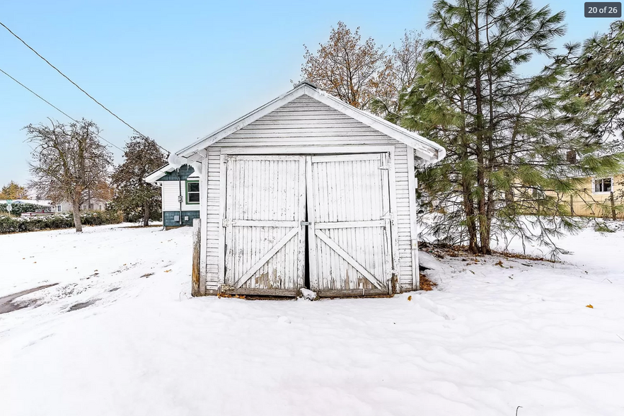 Storage shed/small garage - 919 E Everett Ave