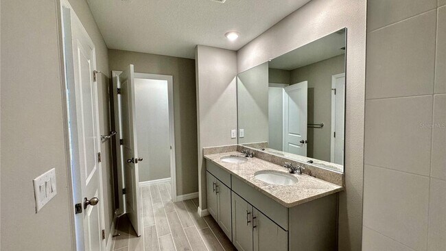 Building Photo - 5852 Ocean Isle Dr