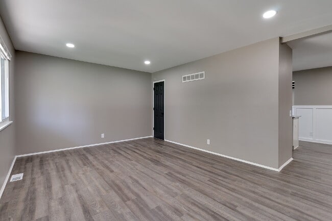 Building Photo - "Charming 4-Bed, 2-Bath Florissant Home wi...