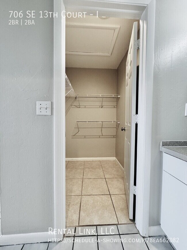 Building Photo - 706 SE 13th Ct