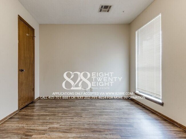 Building Photo - West Norman 2 Bed/1 Bath Duplex WITH Fenced Backyard! AVAILABLE NOW!