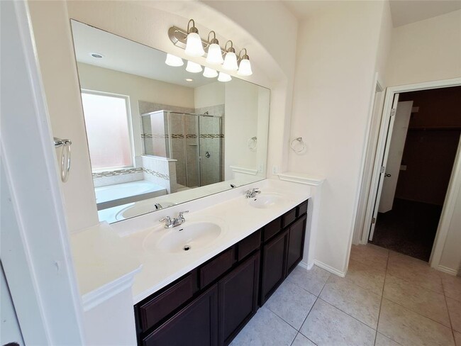 Building Photo - 525 Loma Cedro Bend
