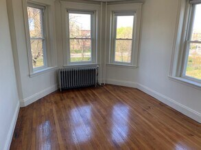 Building Photo - Sunny 1-Bed, 1-Bath in Fenway