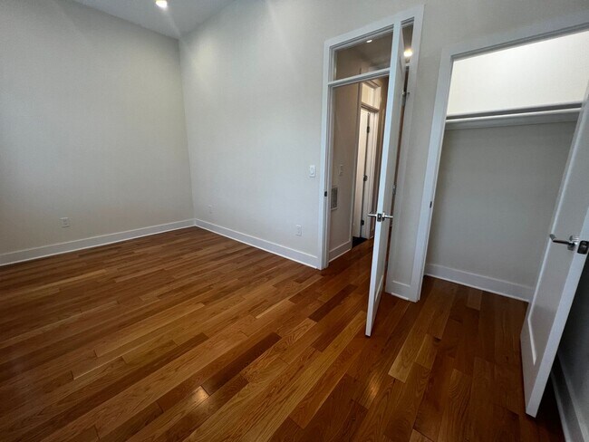 Building Photo - Lavish 5 BR/4 BA Townhome in Petworth!