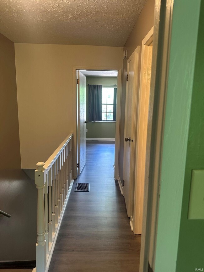 Building Photo - 562 E Graham Pl