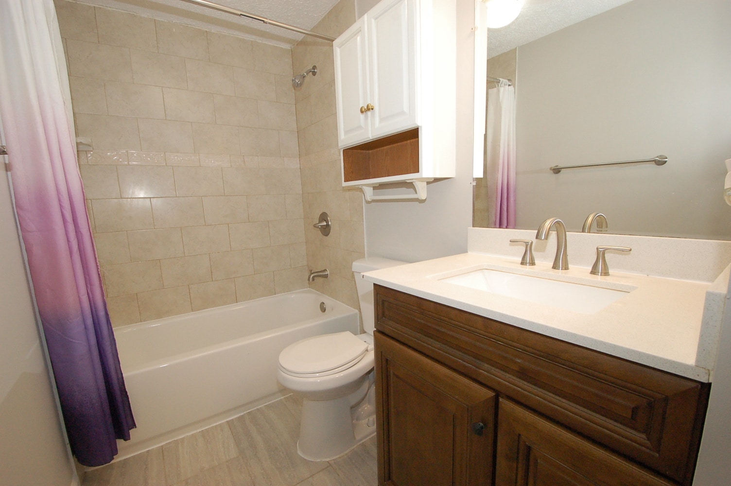 Second floor full bathroom -- 5 - 8916 Pembrook Woods