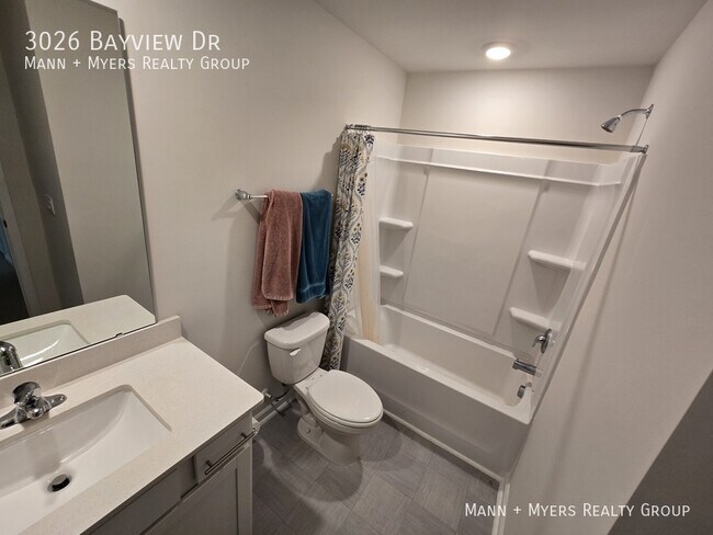 Building Photo - 3026 Bayview Dr