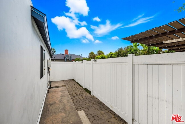 Building Photo - 6327 Babcock Ave