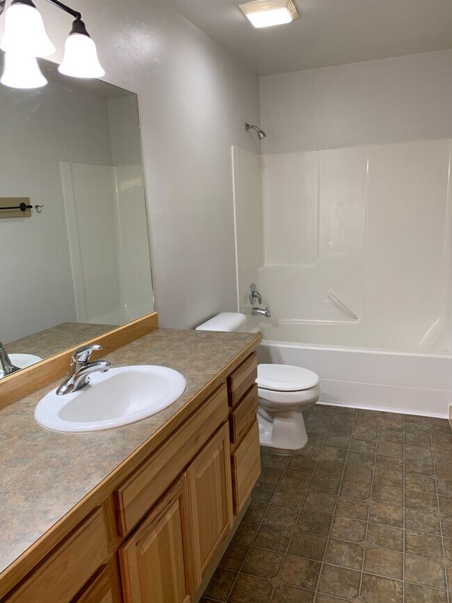 Building Photo - Beautifully Maintained Townhome