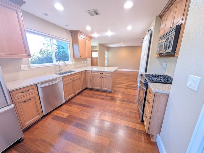 Building Photo - 4 Bed/2.5 Bath Multnomah Village Stunner w...