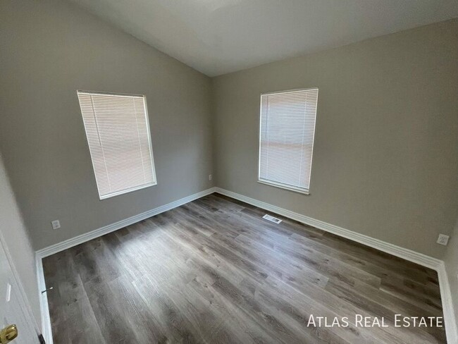 Building Photo - 4 bed 2 Bath Unit Just Minutes From Downto...