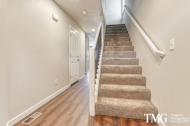 Building Photo - 3 Bedroom/2.5 Bath With Fenced Backyard, W/D Included, and AC!