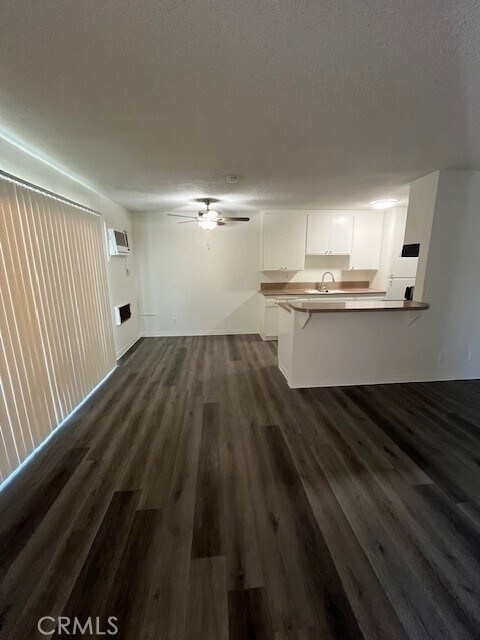 Building Photo - 685 E Vista Chino