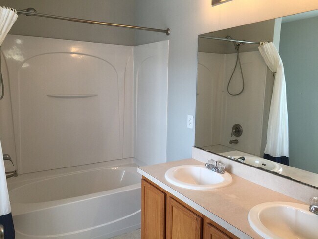 Building Photo - Gorgeous Townhouse in the heart of Avalon ...