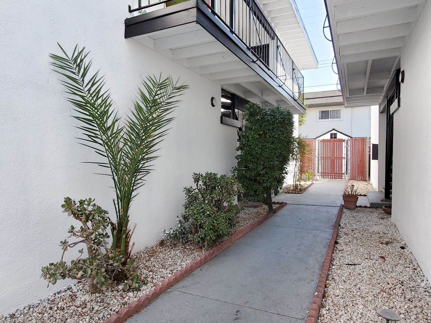 Building Photo - 3756-3762 Poinciana Dr