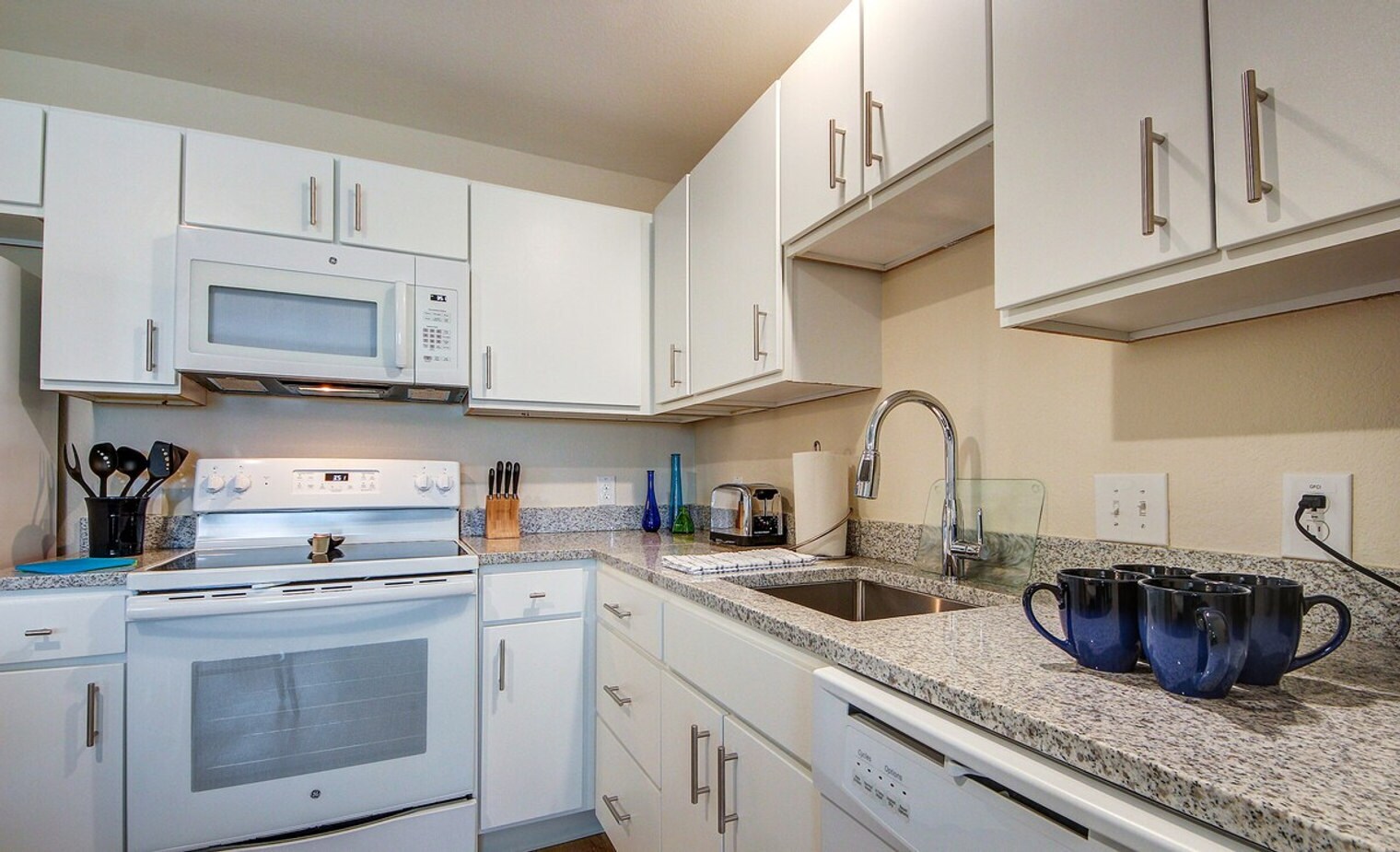 Building Photo - 2220 N Glenville Dr