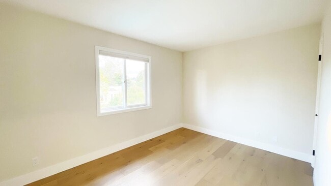 Building Photo - 1911 Easton Dr