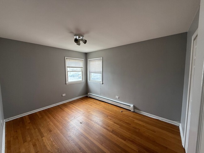 Building Photo - 2bed/1bath unit close to restaurants and s...