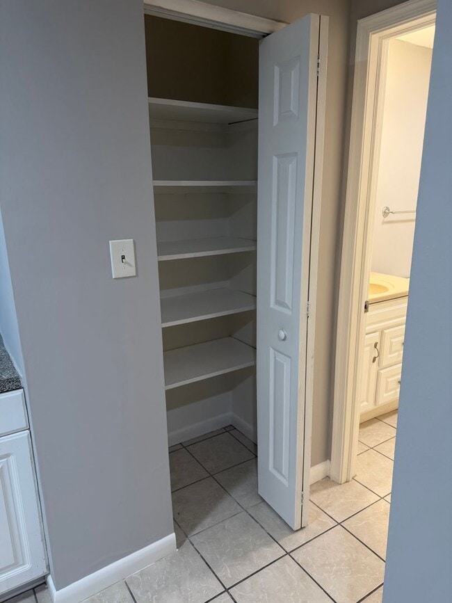 Building Photo - 1 Bedroom, 1 bathroom first floor apartmen...