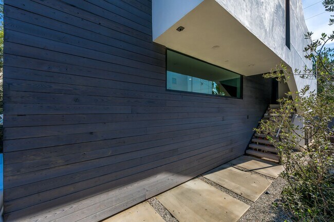 Primary Photo - Architectural 1-Bed Designer Residence wit...