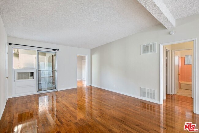 Building Photo - 941 N San Vicente Blvd