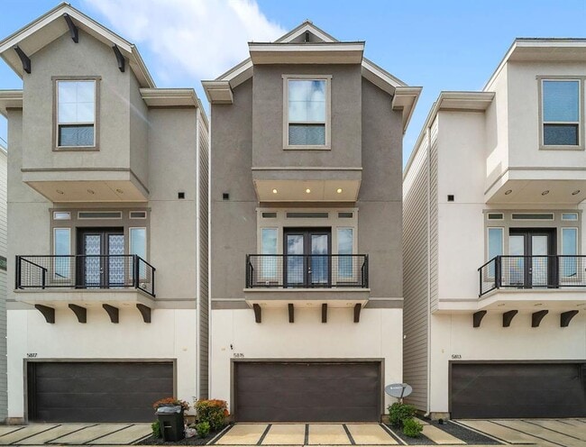 Building Photo - 5815 E Post Oak Ln