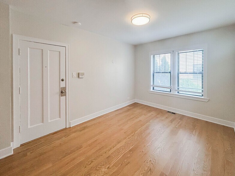 Building Photo - 1940 W Wilson Ave