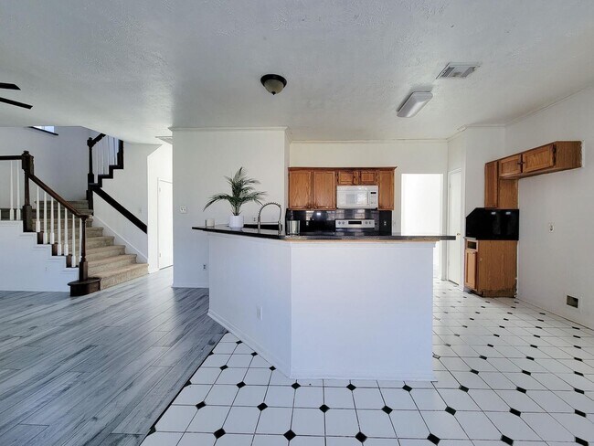 Building Photo - NICE 4 BEDROOM 2 BATH LEASE HOME WITH 2327 SF