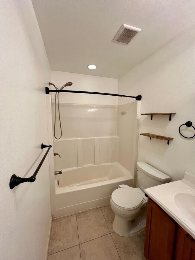 Building Photo - 3-Bedroom Home in North Pole / 2 Car Garag...