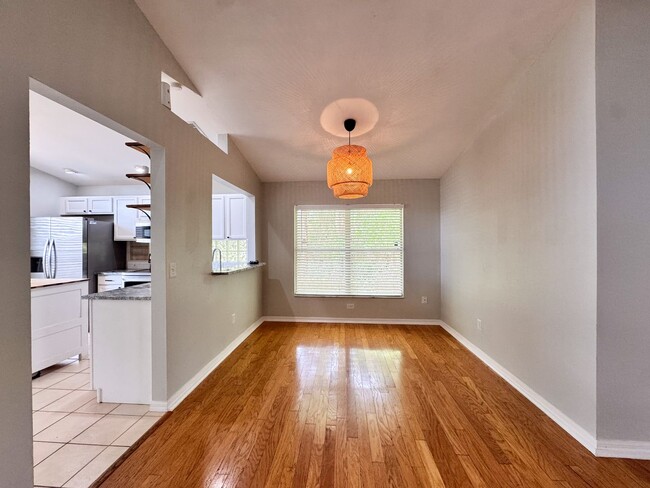 Building Photo - Beautifully upgraded 3/2 with double car garage!