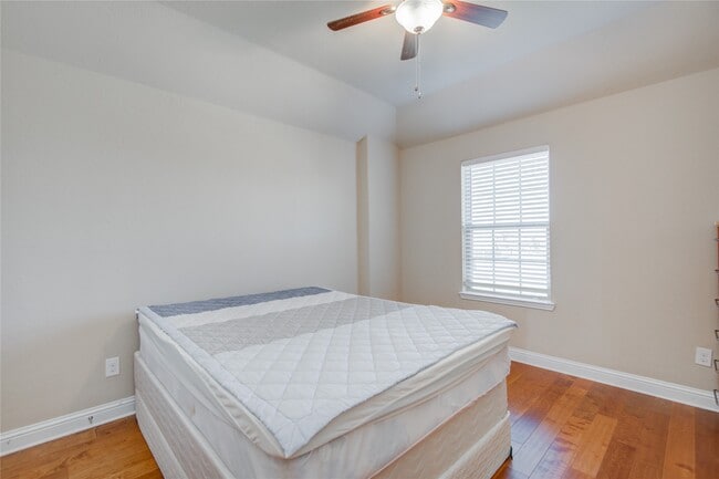 Building Photo - 12902 Oak Fls Dr