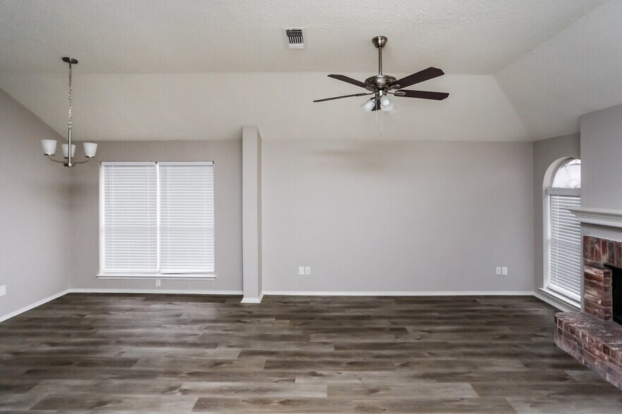 Building Photo - 2508 Helen Ln