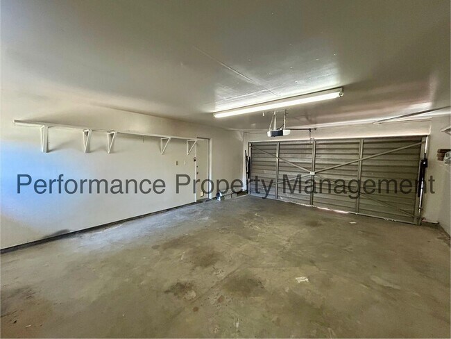 Building Photo - Dreamy 3 Bed/2 Bath Condo in SE Bakersfiel...