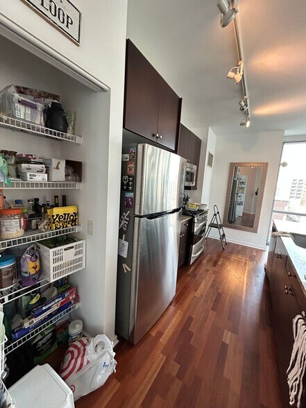 Building Photo - 123 S Green St