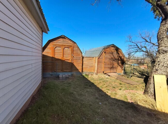 Building Photo - Charming and Spacious 3 bedroom, 2 bath home AVAILABLE NOW!
