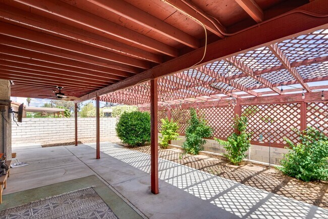 Building Photo - Gated community/pool
