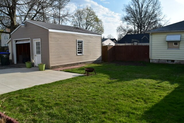 Backyard/patio - 2703 Oakwood Drive