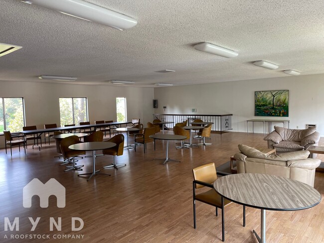 Building Photo - 200 SW Florence Ave