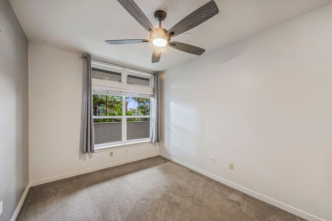 Building Photo - The Breakers: Unfurnished 1-Bed/1-Bath Con...