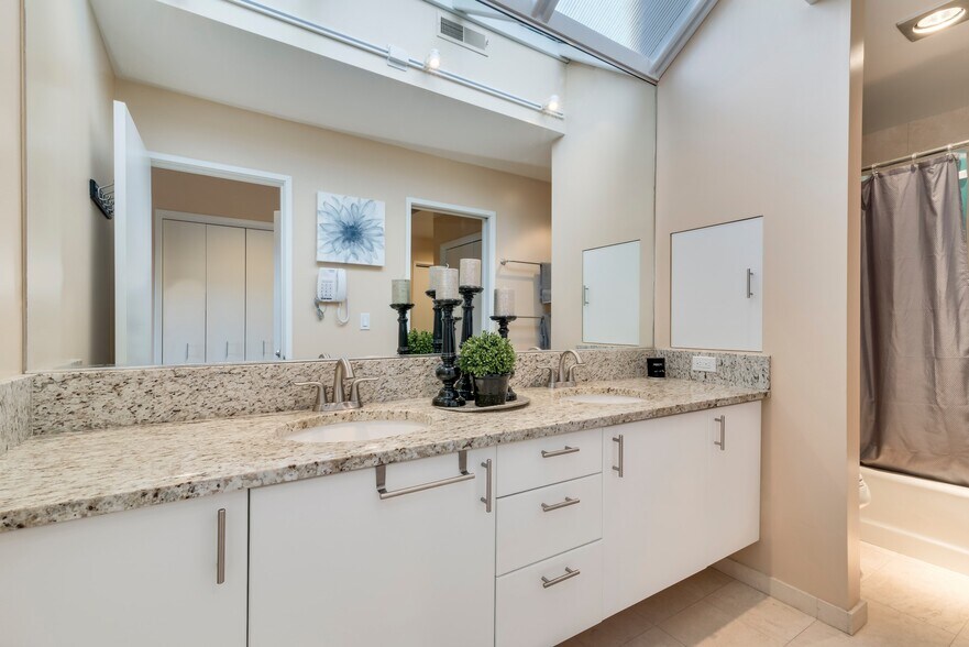 Master bathroom - 1604 Lakeview Blvd E