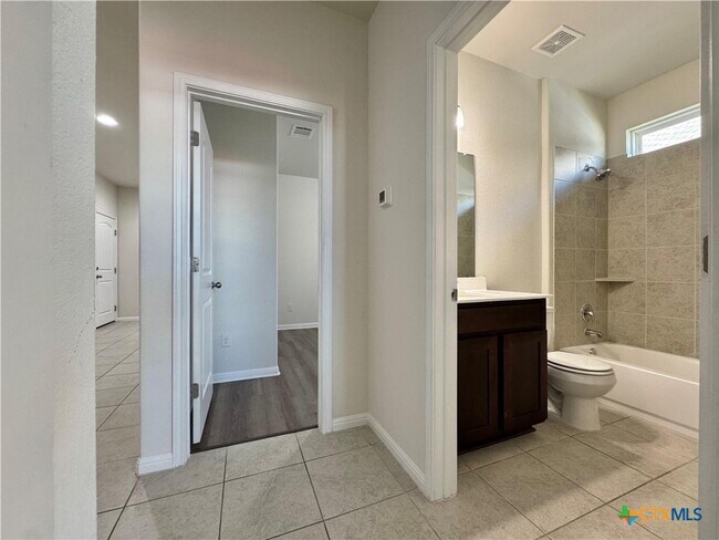 Building Photo - 320 La Escalera Dr