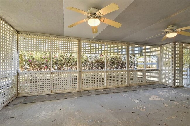 Building Photo - 2147 Water Oak Dr