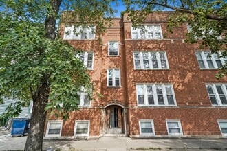Building Photo - Spacious 2BR/2BA Rogers Park Condo with In-Unit Laundry & Central Air